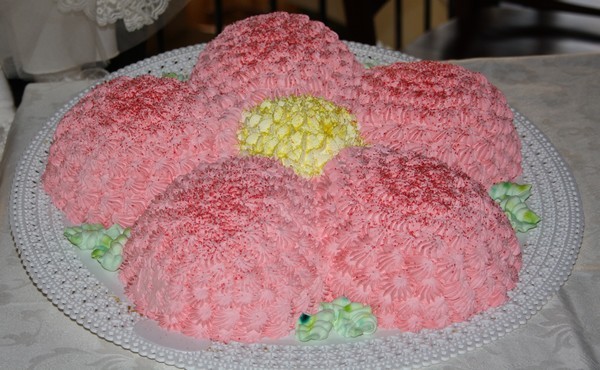 Una torta a forma di fiore