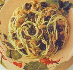 Spaghetti con tonno e olive.jpg