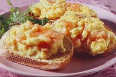 Crostini con uova e salmone.jpg