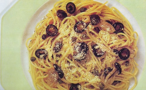 Spaghetti con funghi, olive nere e capperi.jpg
