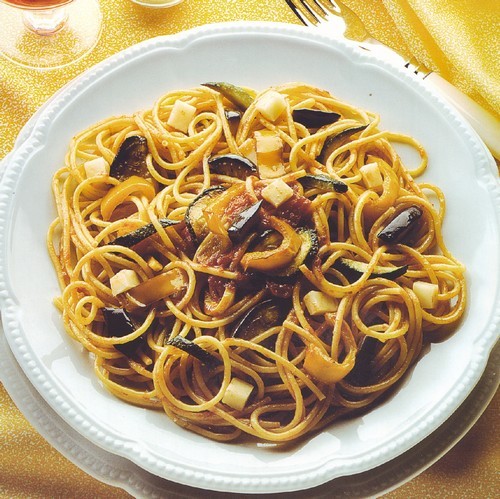 spaghetti con scamorza e zucchine.jpg
