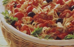 spaghetti alla caprese,spaghetti,spaghetti al pomodoro,tonno,olive nere,ricette di cucina,ricette,