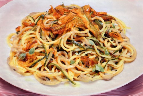 spaghetti con carciofi e fiori di zucca.jpg